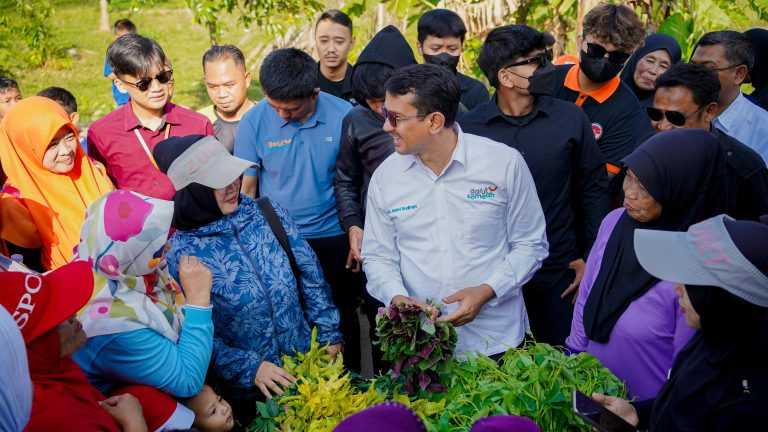 Menyapa Warga di Pasar Tumpah Sucinaraja, Calon Bupati Garut dr Helmi Budiman Disambut Antusias