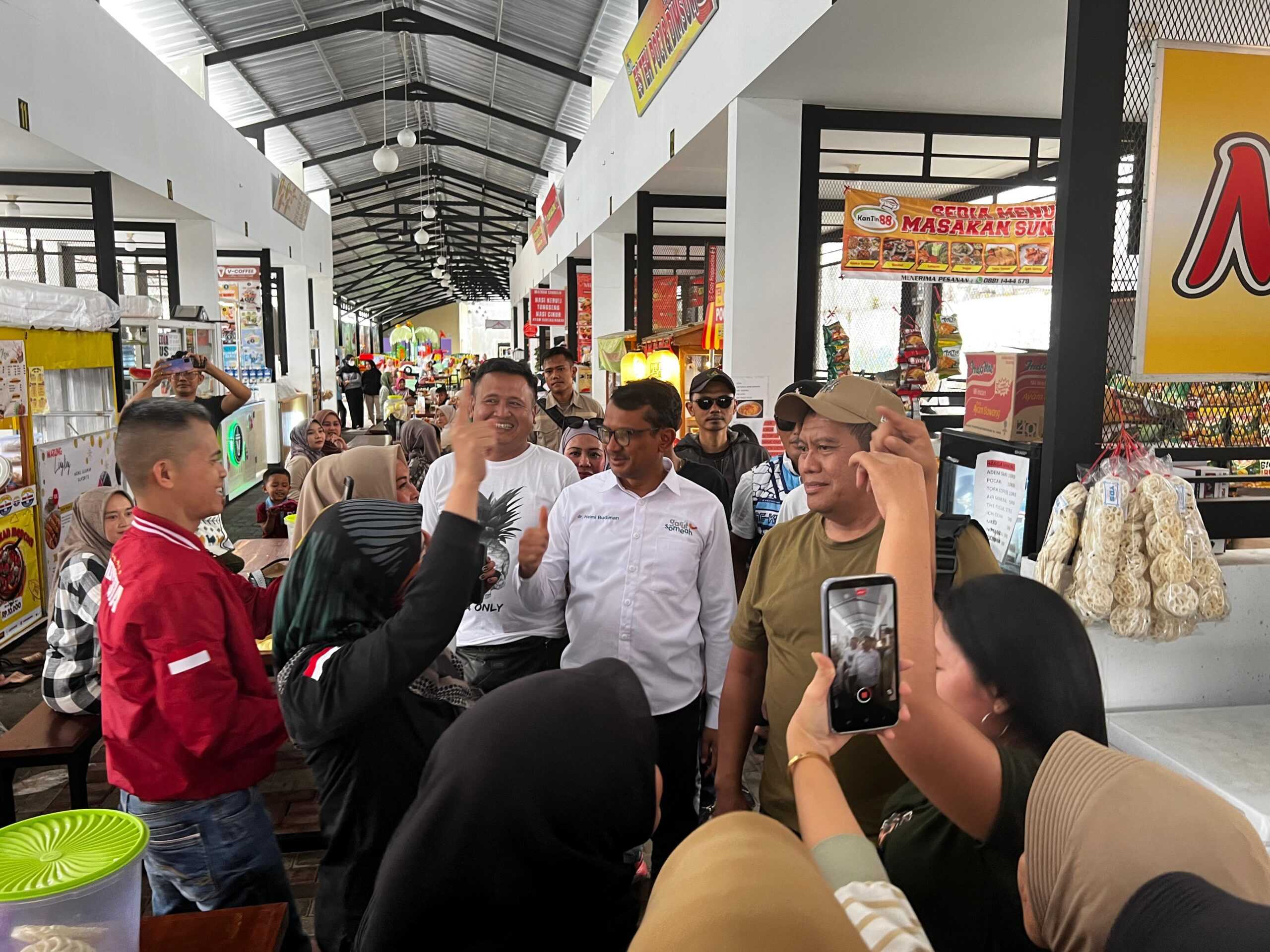 Dengarkan Keluh Kesah Pedagang, Calon Bupati Helmi Blusukan di Pusat Perbelanjaan Garut Plaza