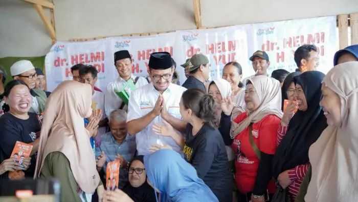 Calon Bupati Garut Nomor 1, dr. Helmi Budiman Kunjungi Pengrajin Karet di Cibiuk