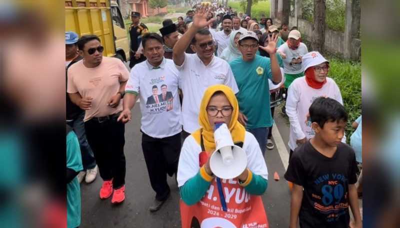 Sholawat Menggema Iringi dr. Helmi Sapa Warga di Pasar Tumpah Desa Karangsari