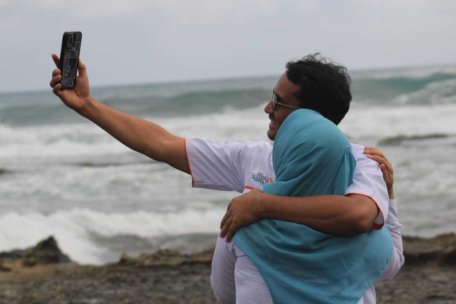 Foto Mesra Calon Bupati Garut dengan Istrinya Ini Kerap Bikin Iri Netizen, Igie : Kualitas Keluarga Merupakan Titik Awal Peradaban Suatu Daerah